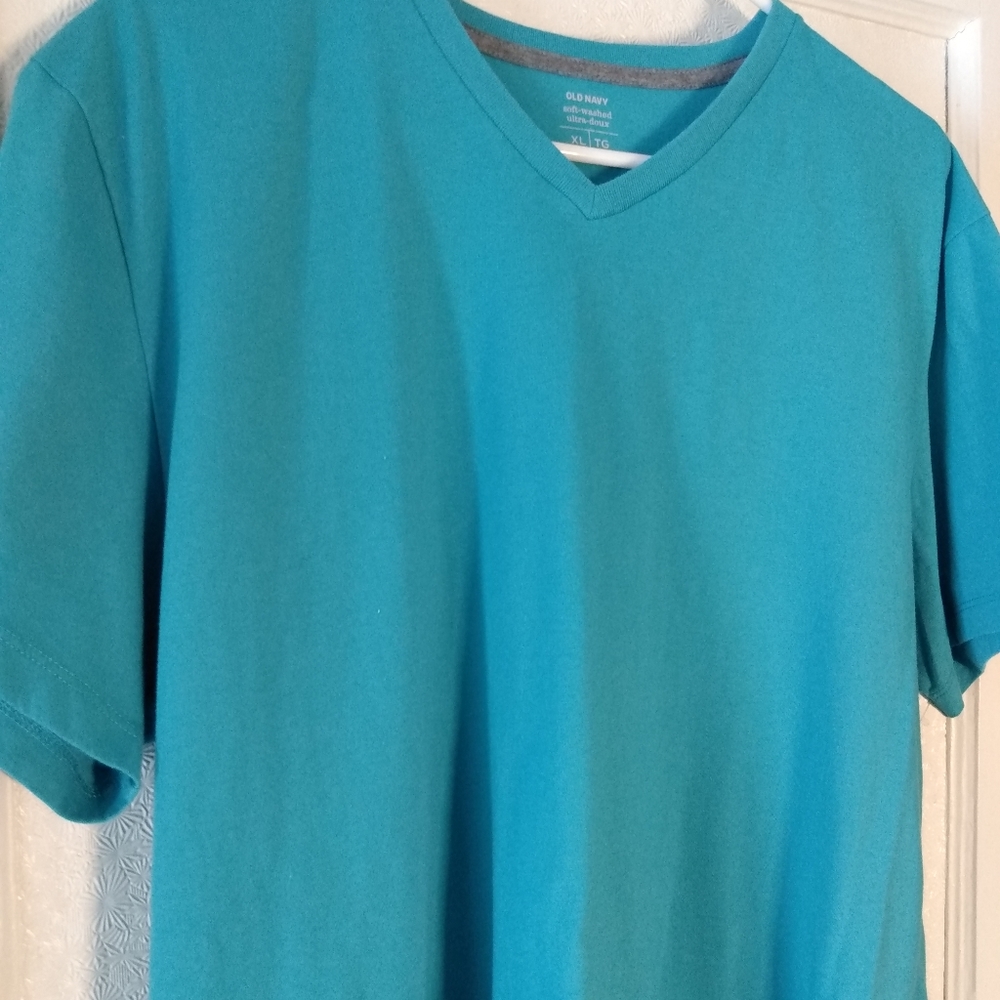 Old Navy v-neck t-shirt size extra large